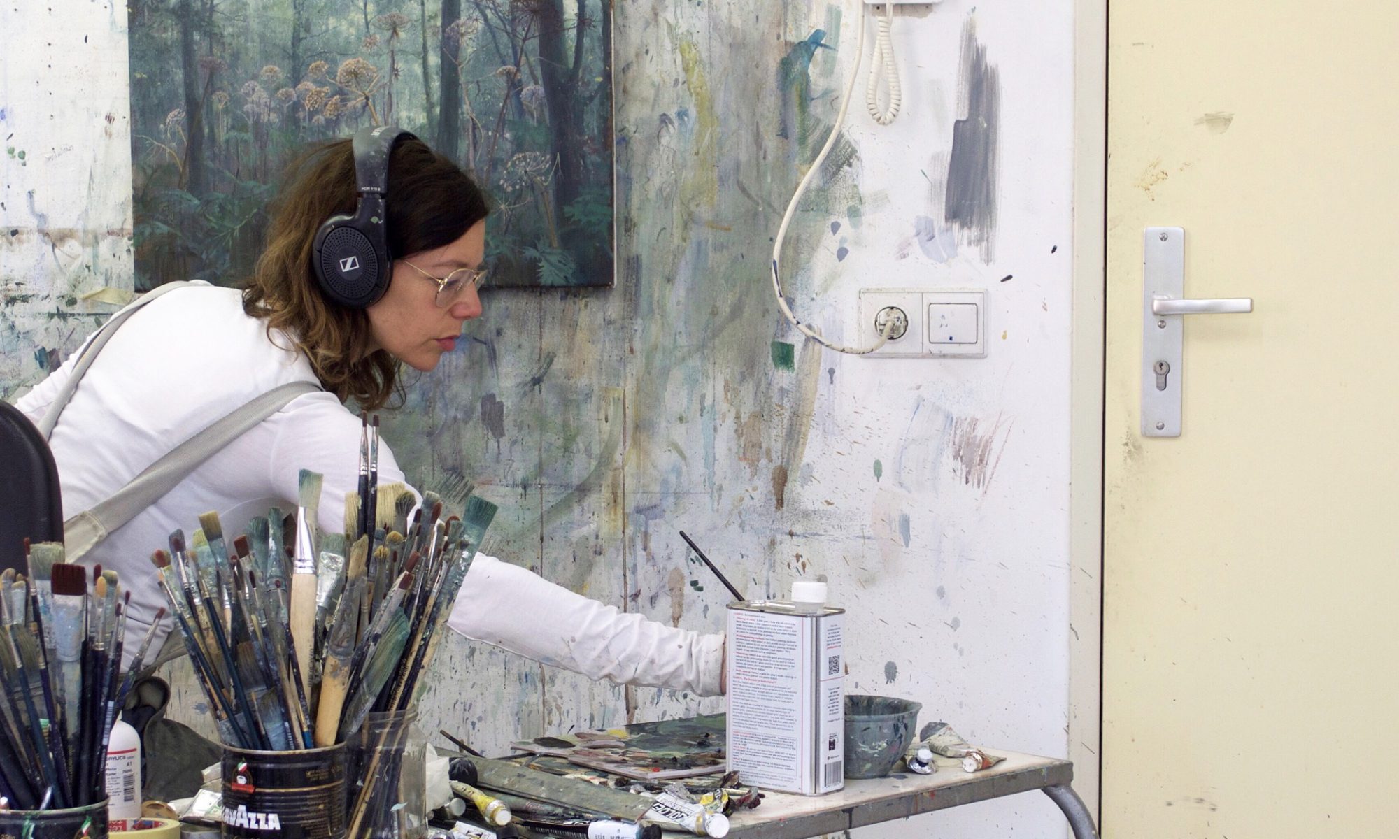 Isabella werkhoven aan het werk in schilder atelier