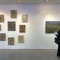 overzichtsfoto van een zaal met schilderijen van Isabella Werkhoven, Marc Mulders, Jorn van Leeuwen op tentoonstelling Zonnebloemen in Vincent Van Gogh huis Zundert