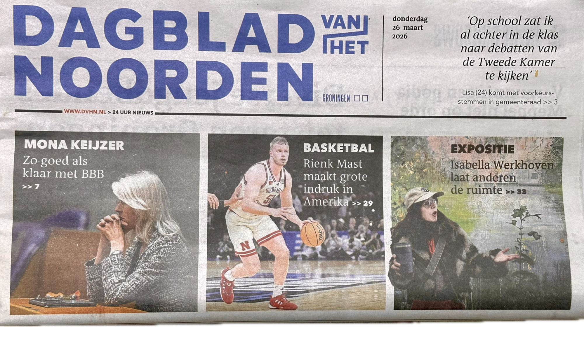 Voorpagina van het Dagblad van het Noorden met Isabella Werkhoven voor haar schilderij op de tentoonstelling (2026)